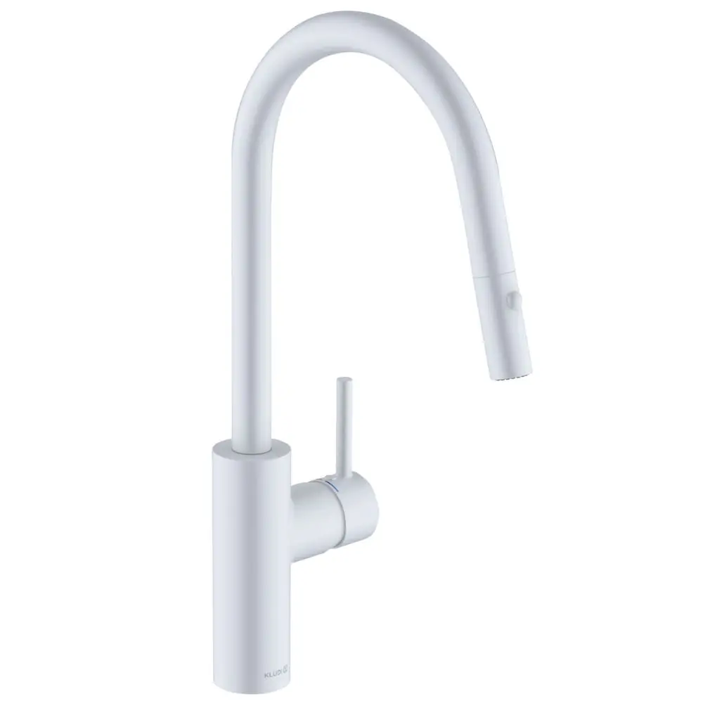 Weißer Küchenarmatur von Kludi mit einem hohen, geschwungenen Auslauf und einem ergonomischen Griff. Die Lösung ist für eine moderne Küche konzipiert.